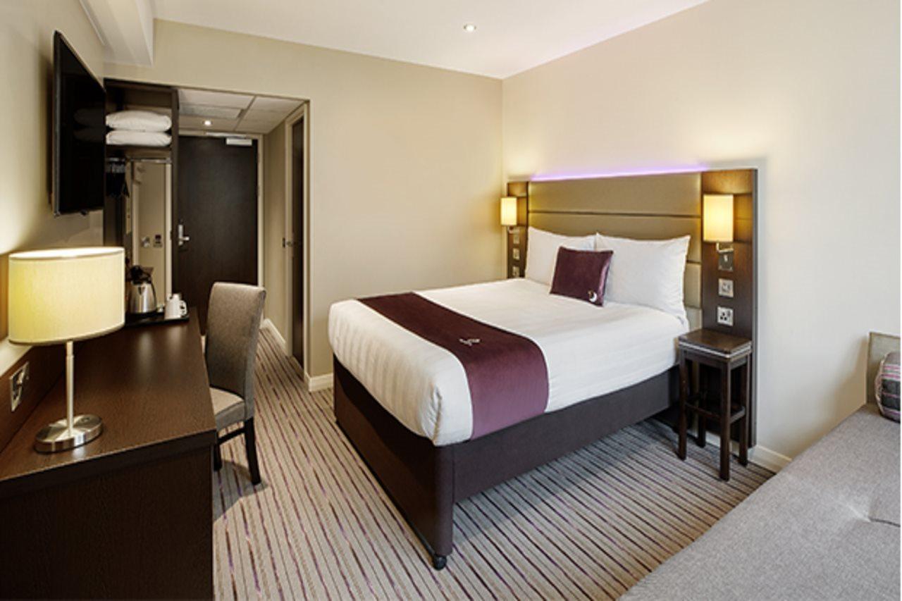 Premier Inn Woking West - A324 Kültér fotó