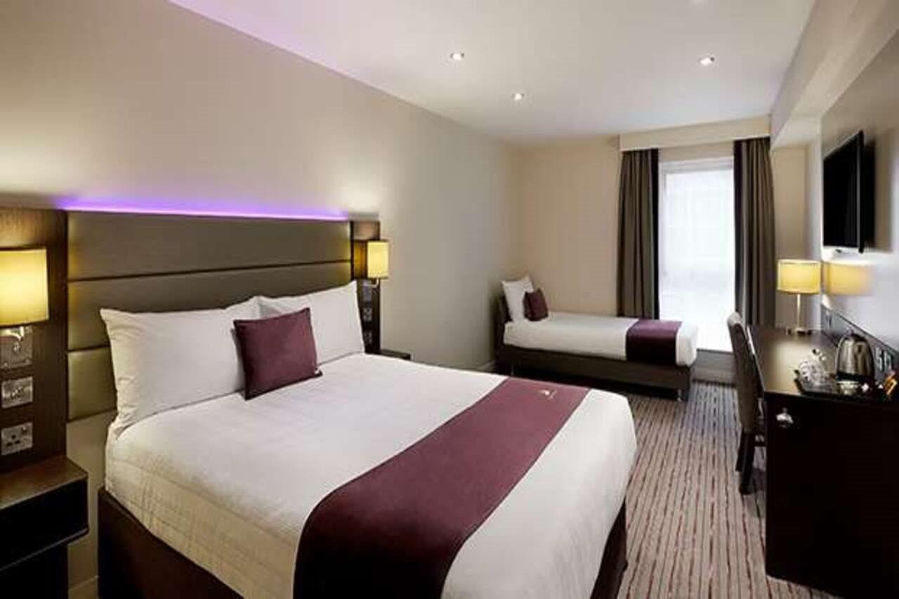 Premier Inn Woking West - A324 Kültér fotó