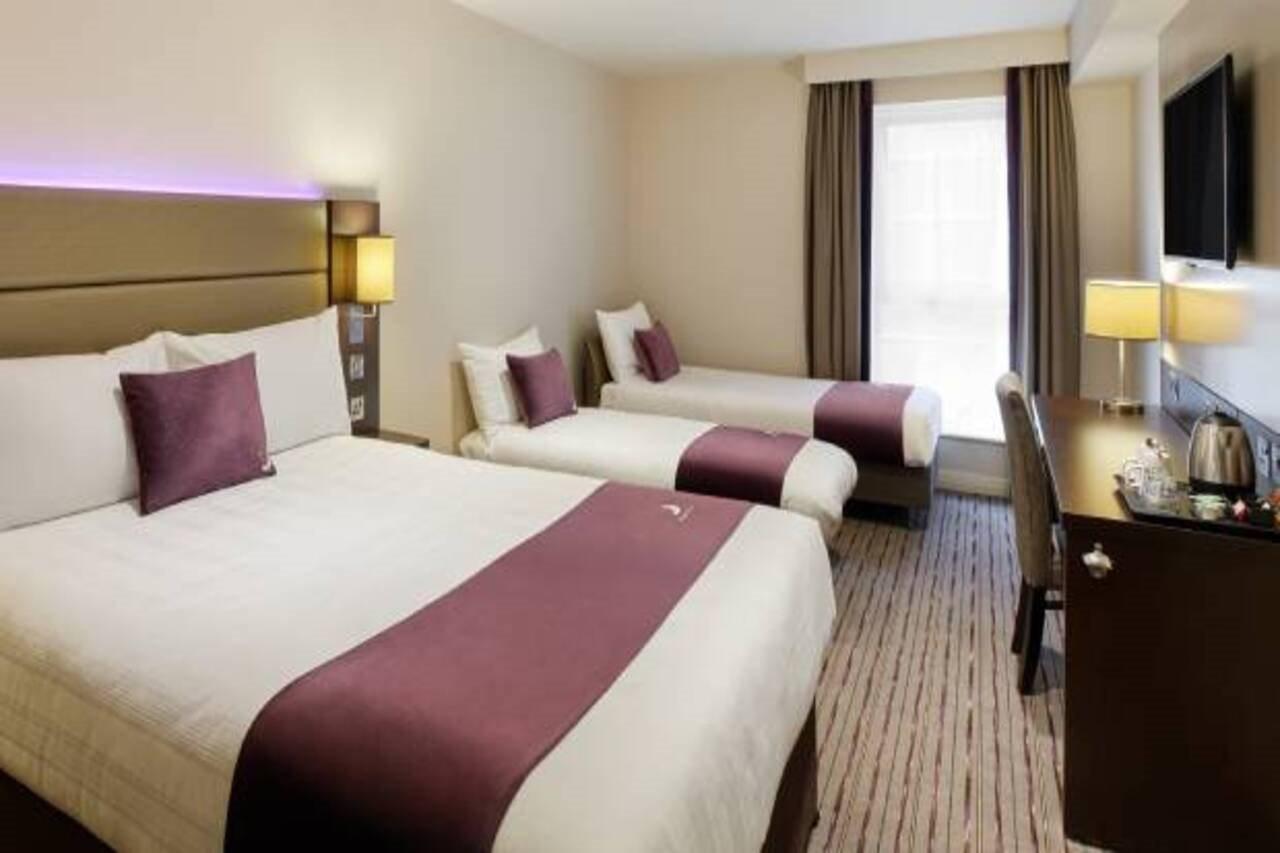 Premier Inn Woking West - A324 Kültér fotó