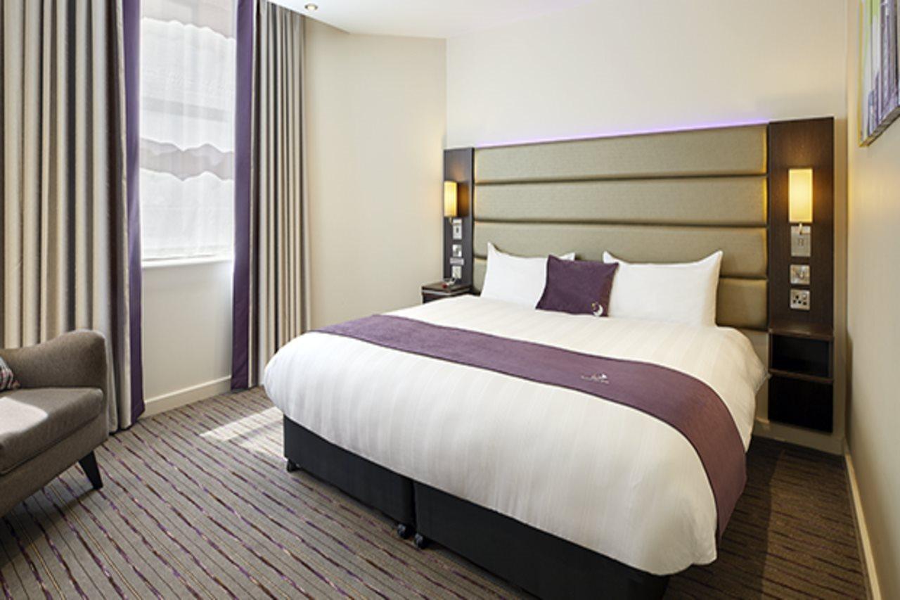 Premier Inn Woking West - A324 Kültér fotó