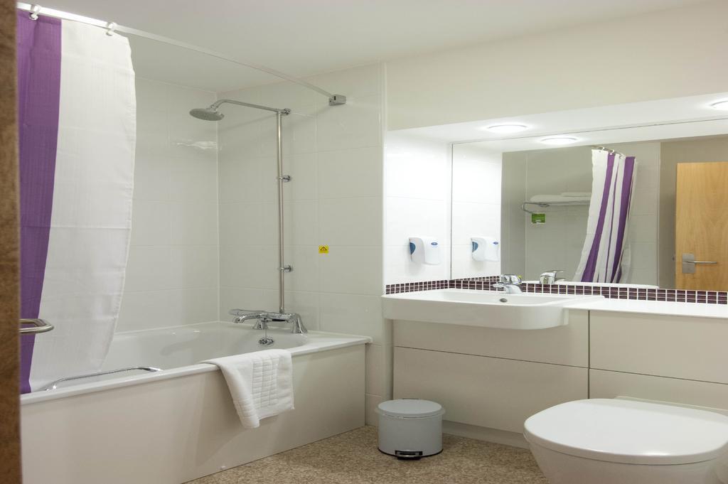Premier Inn Woking West - A324 Kültér fotó