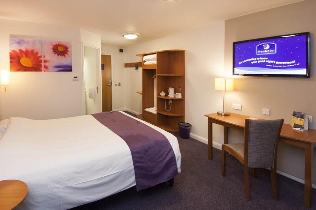 Premier Inn Woking West - A324 Kültér fotó