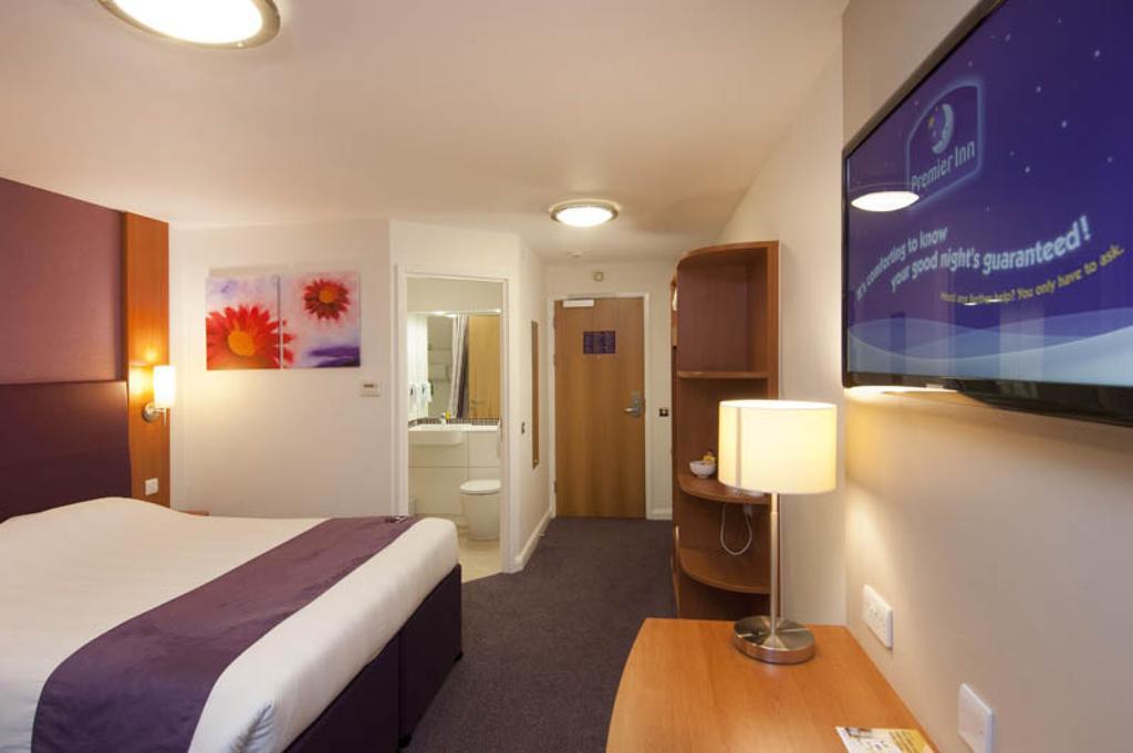 Premier Inn Woking West - A324 Kültér fotó