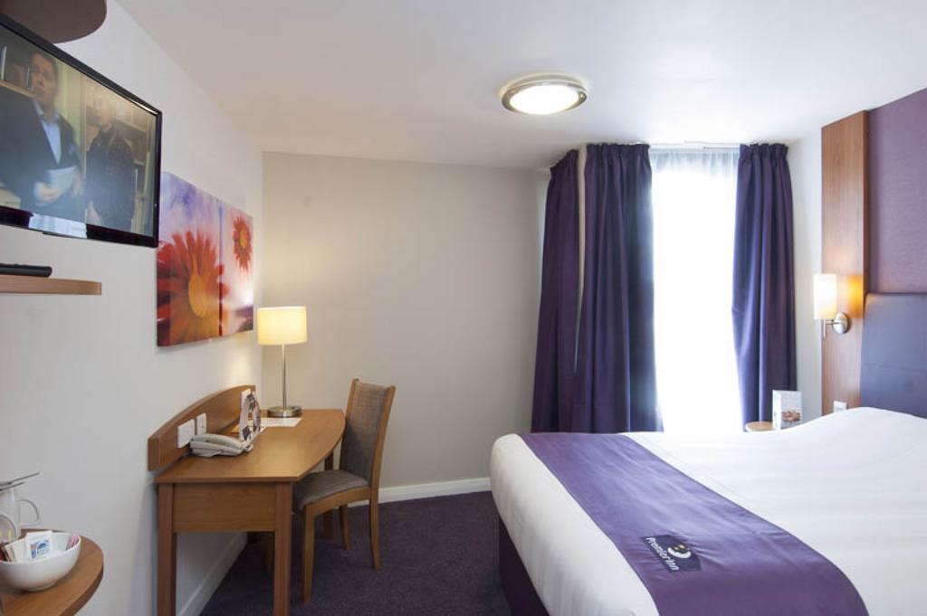 Premier Inn Woking West - A324 Szoba fotó