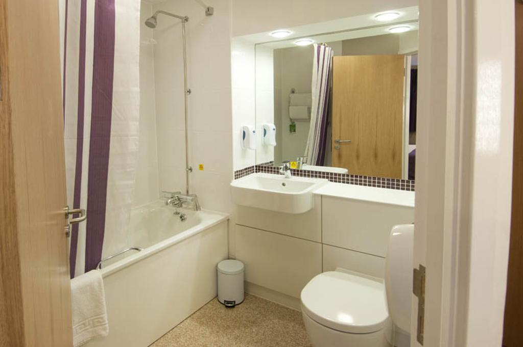 Premier Inn Woking West - A324 Szoba fotó