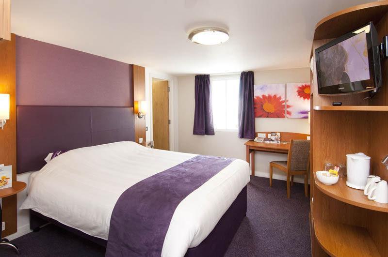 Premier Inn Woking West - A324 Kültér fotó